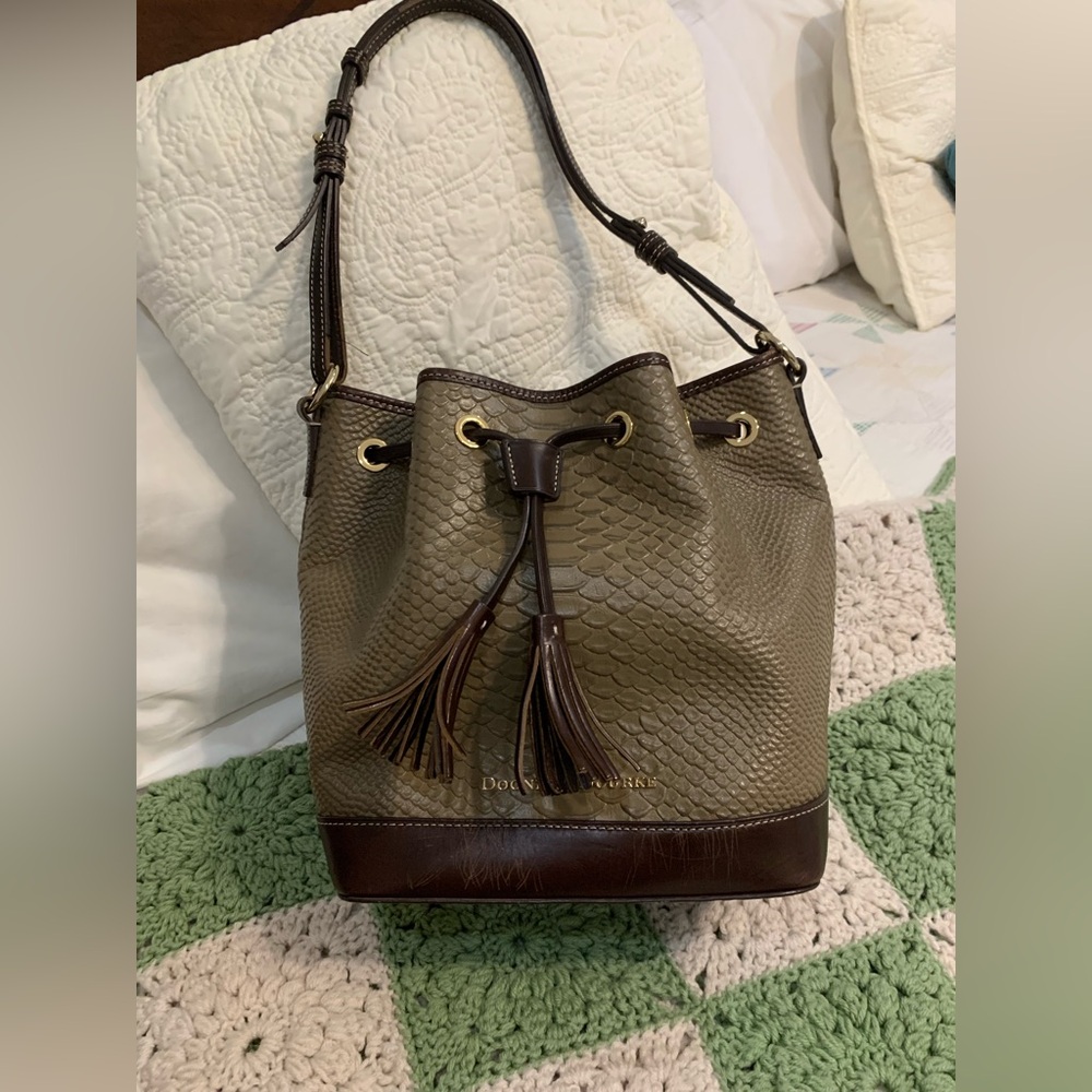 Dooney & Bourke Tan & Dk Brown straps Large Croc Bucket Bag. Red fabric pockets